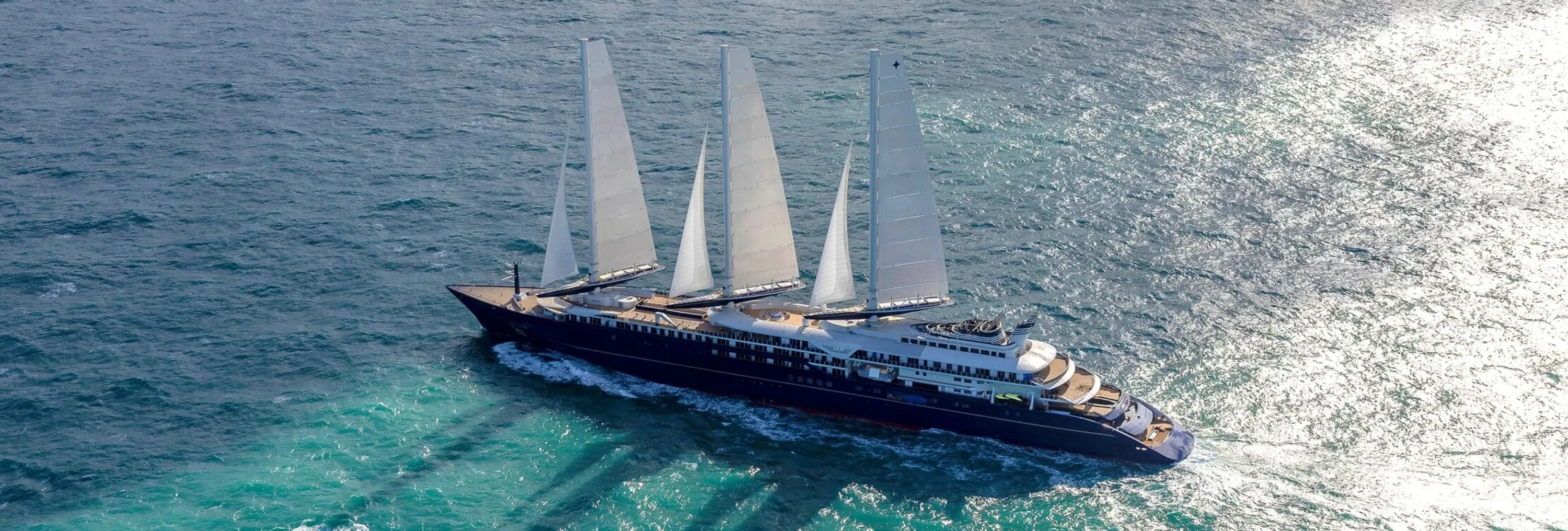 Orient Express Corinthian : le plus grand voilier du monde prend le large