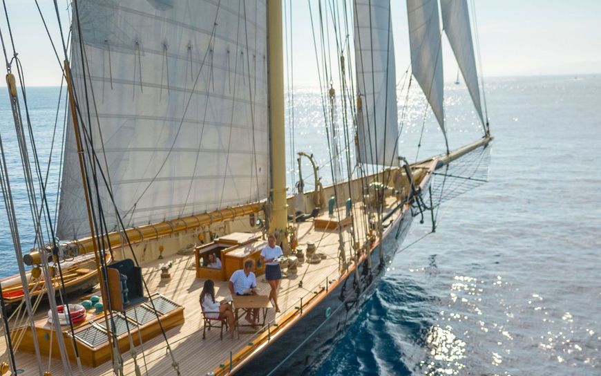 ATLANTIC: Louez Cette Goélette Légendaire aux Caraïbes !