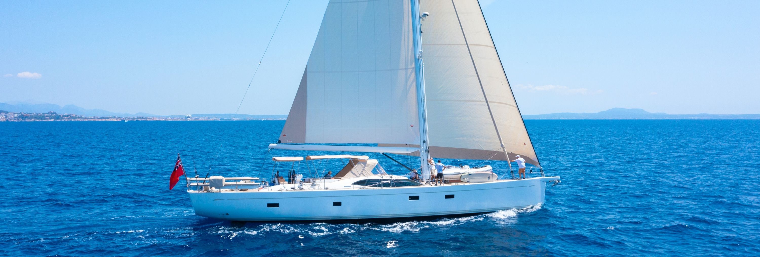 CHAMPAGNE HIPPY : Un Été de Luxe en Méditerranée Occidentale