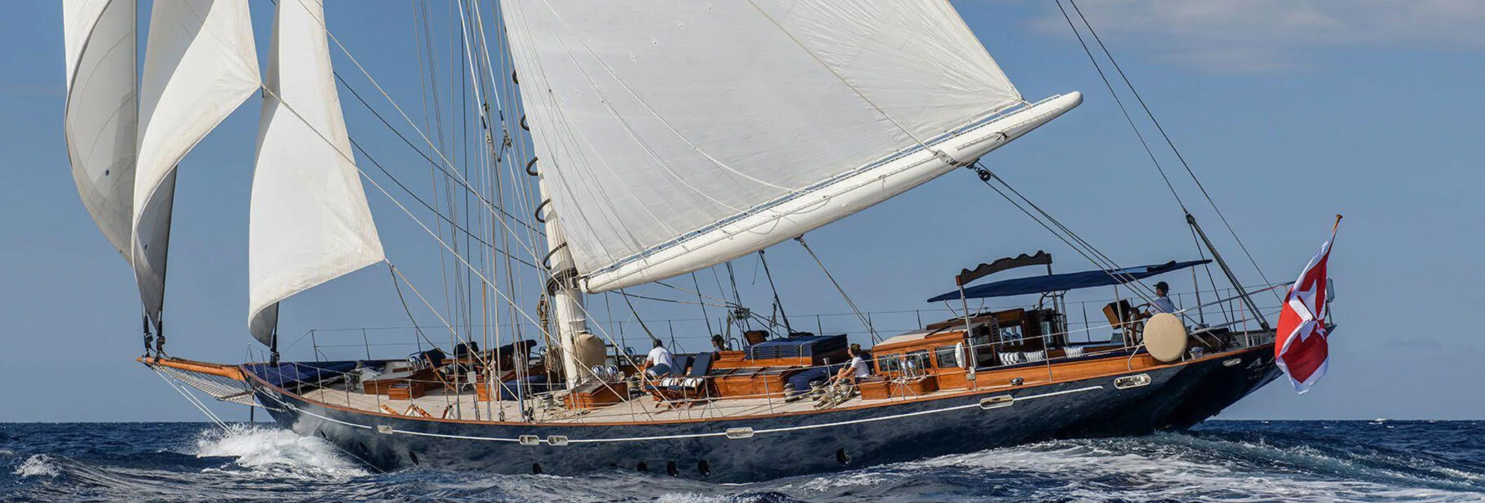 DARK STAR OF LONDON : Une Icône de la Voile pour Votre Été