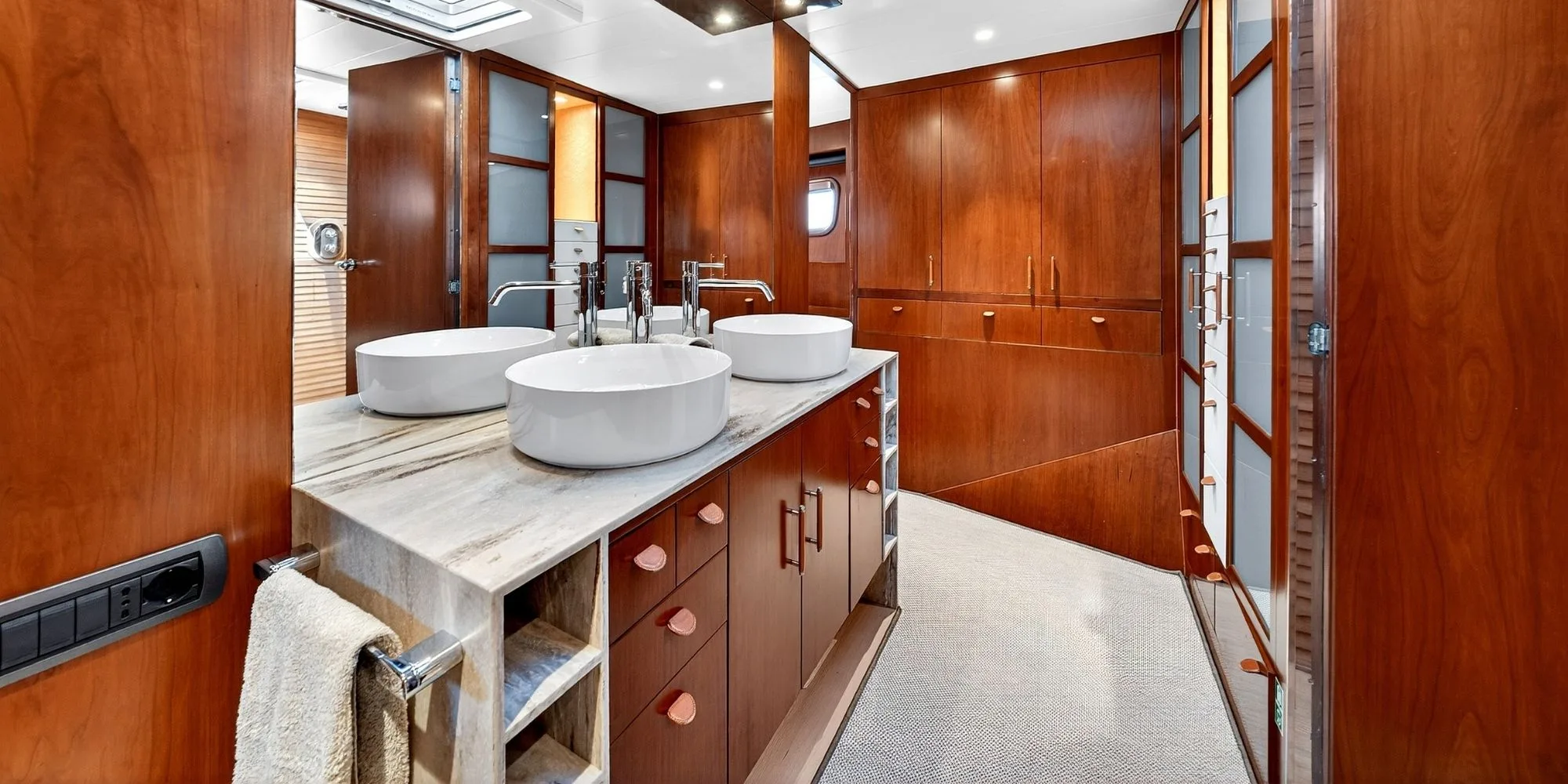 FREE AT LAST : Nouvelles Photos et Vidéo !