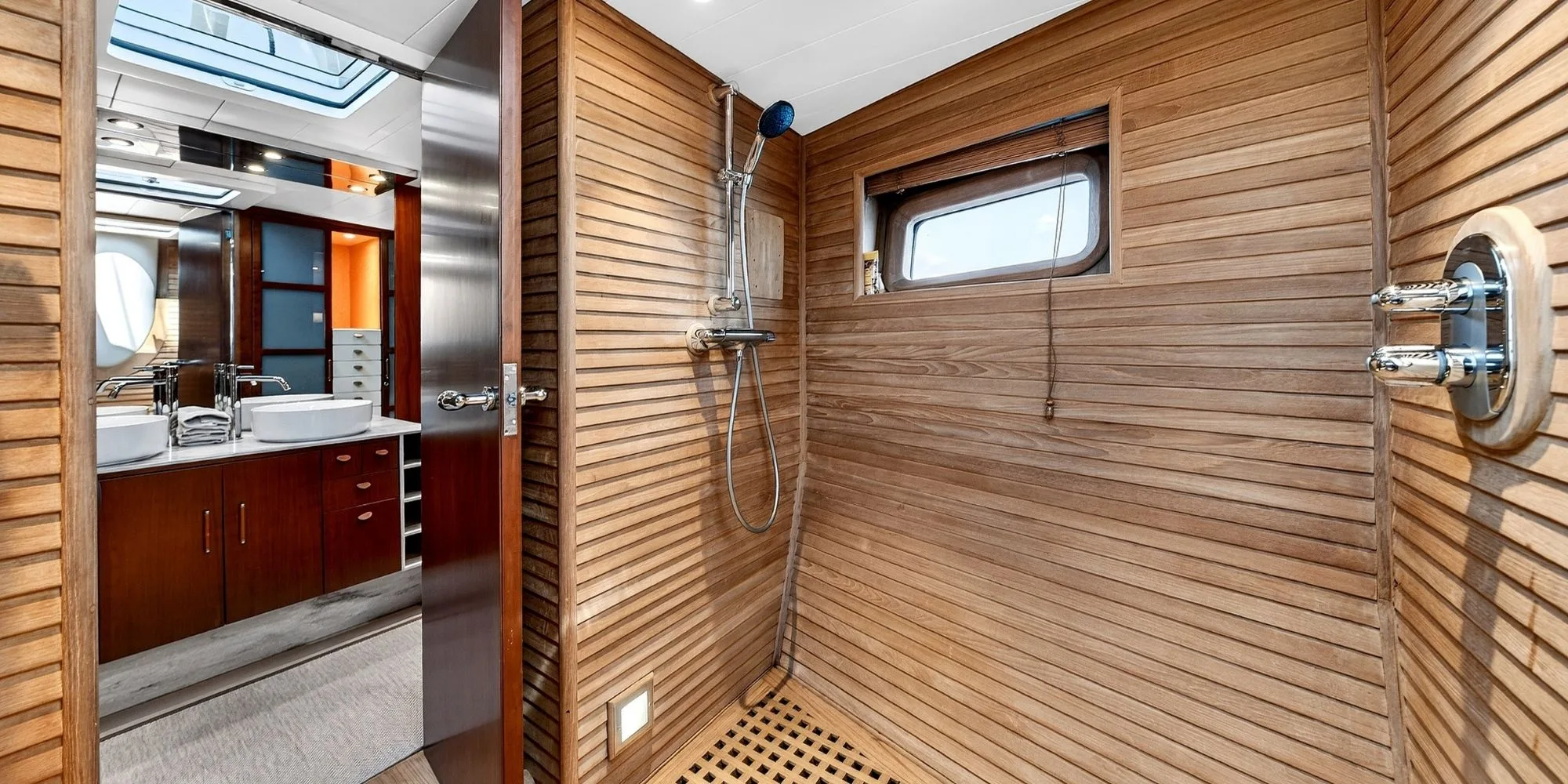 FREE AT LAST : Nouvelles Photos et Vidéo !