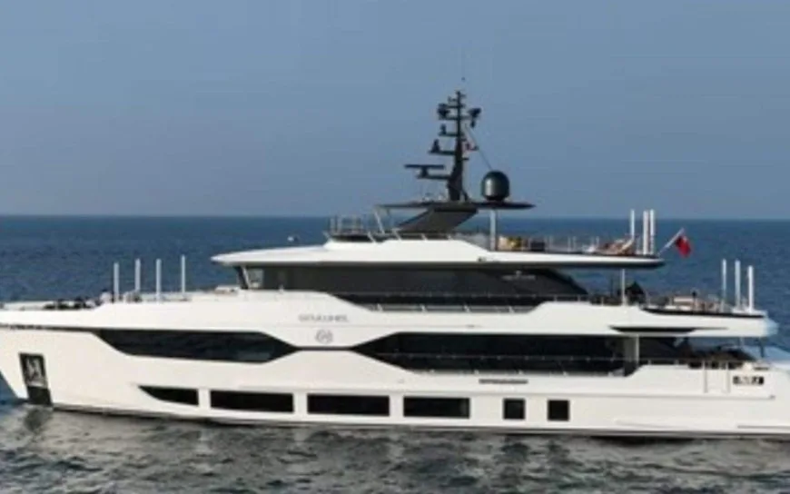 GEULUNEL : Superyacht Majesty 120 moderne et spacieux