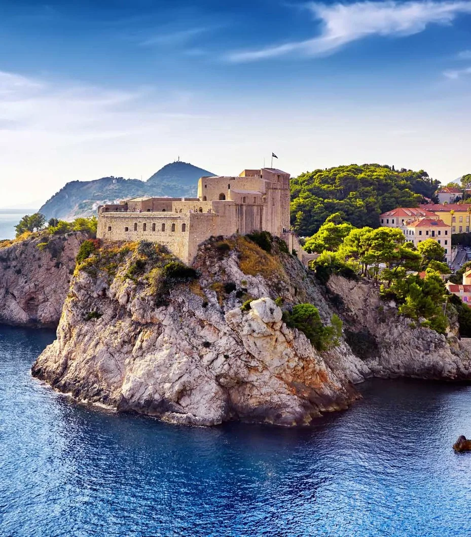 Littoral Rocheux et Architecture Typique